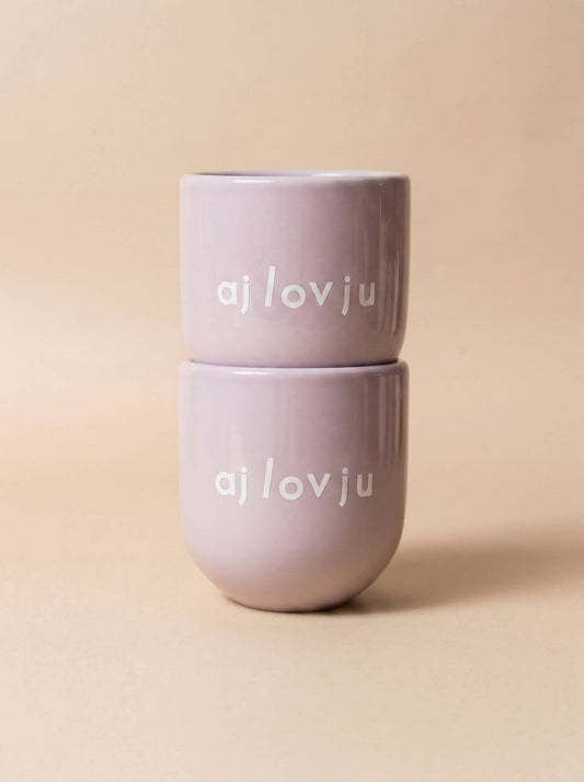Sisi Tasse in Flieder mit Ajlovju-Text, 2 dl, Keramik glänzend