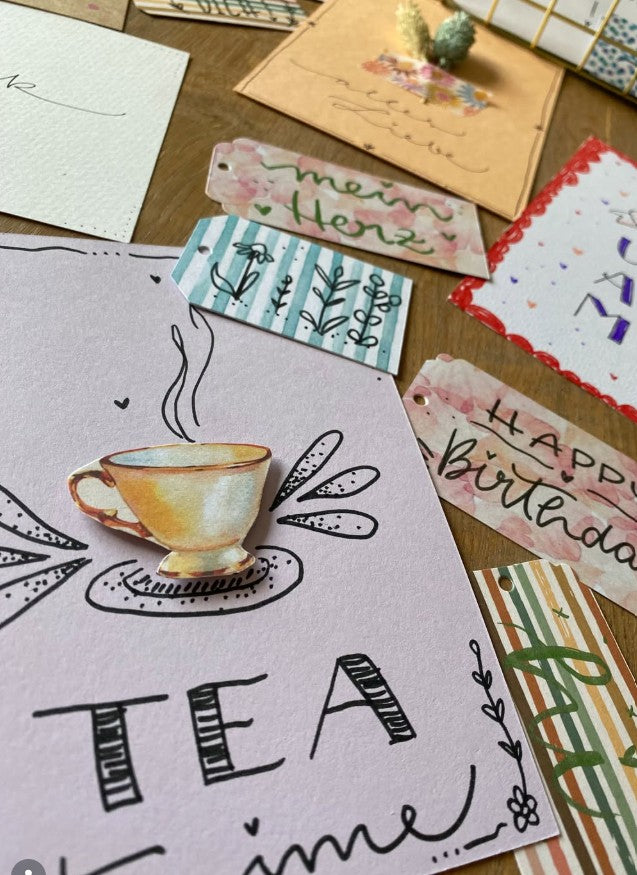 Handlettering-Arbeiten mit verzierten Karten und Geschenkanhängern
